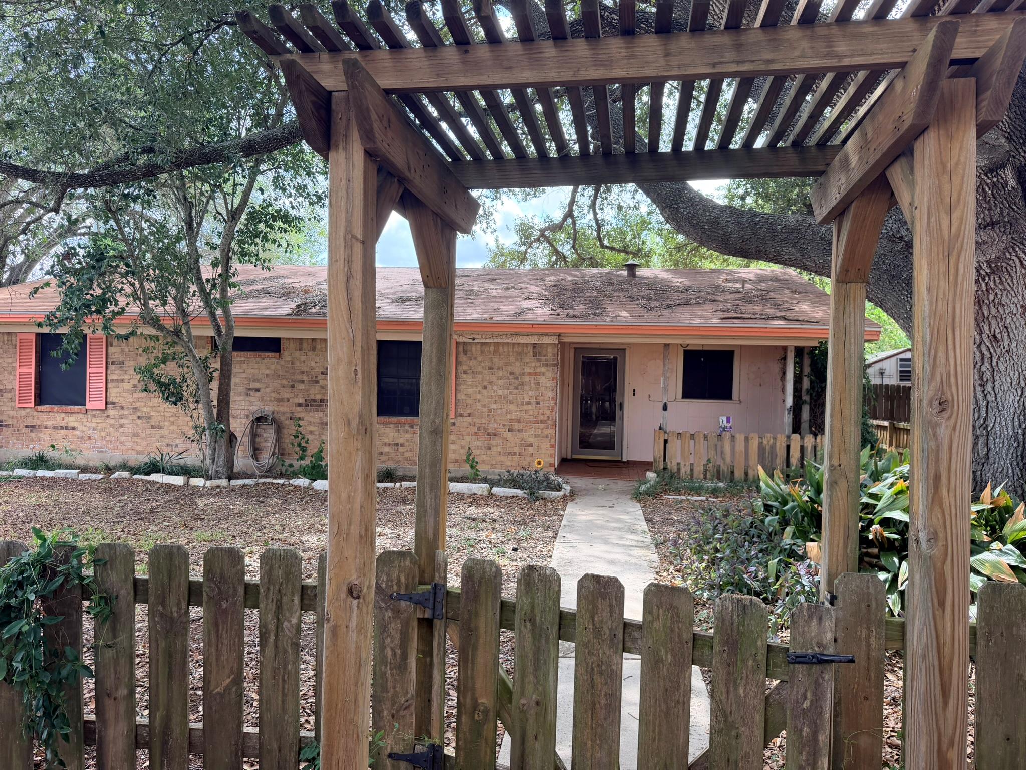 220 Parkview Dr, Luling, TX 78648