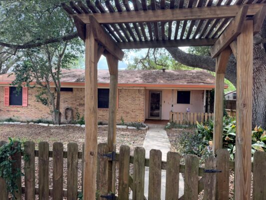 220 Parkview Dr, Luling
