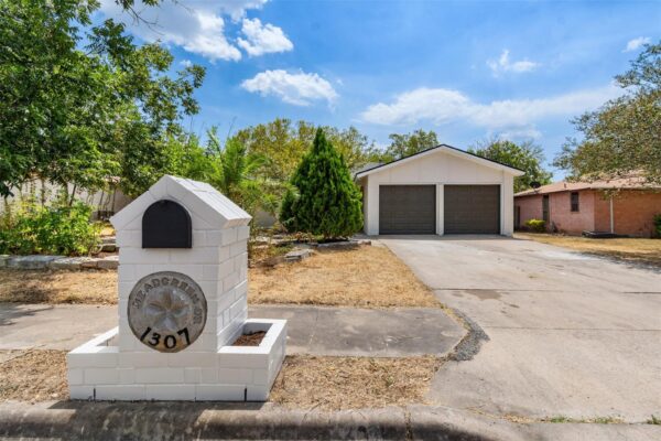 1307 Meadgreen Dr, Austin