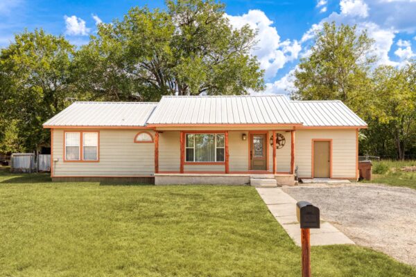 924 W Live Oak St, Lockhart