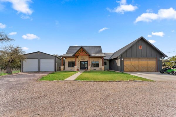 109 Lavonna Fox Dr, Burnet