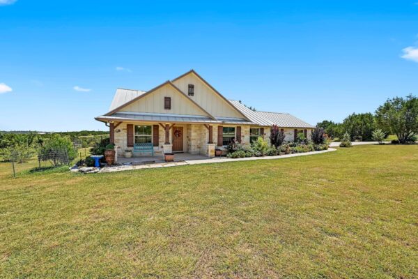 560 Saddle Ridge Dr, Bertram