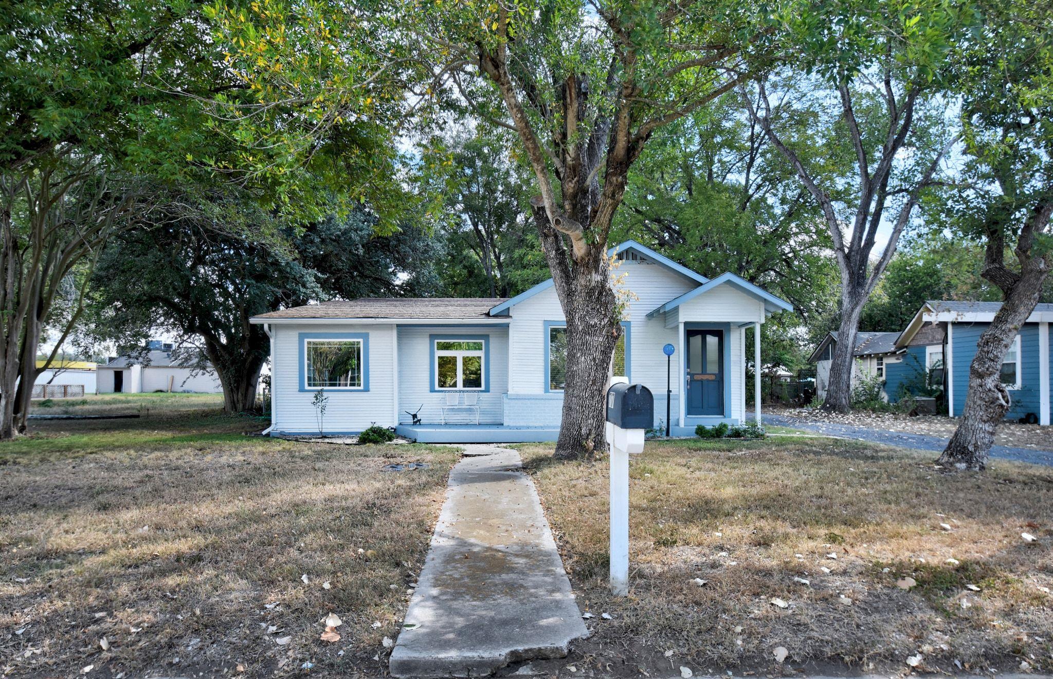 717 S Laurel Ave, Luling, TX 78648
