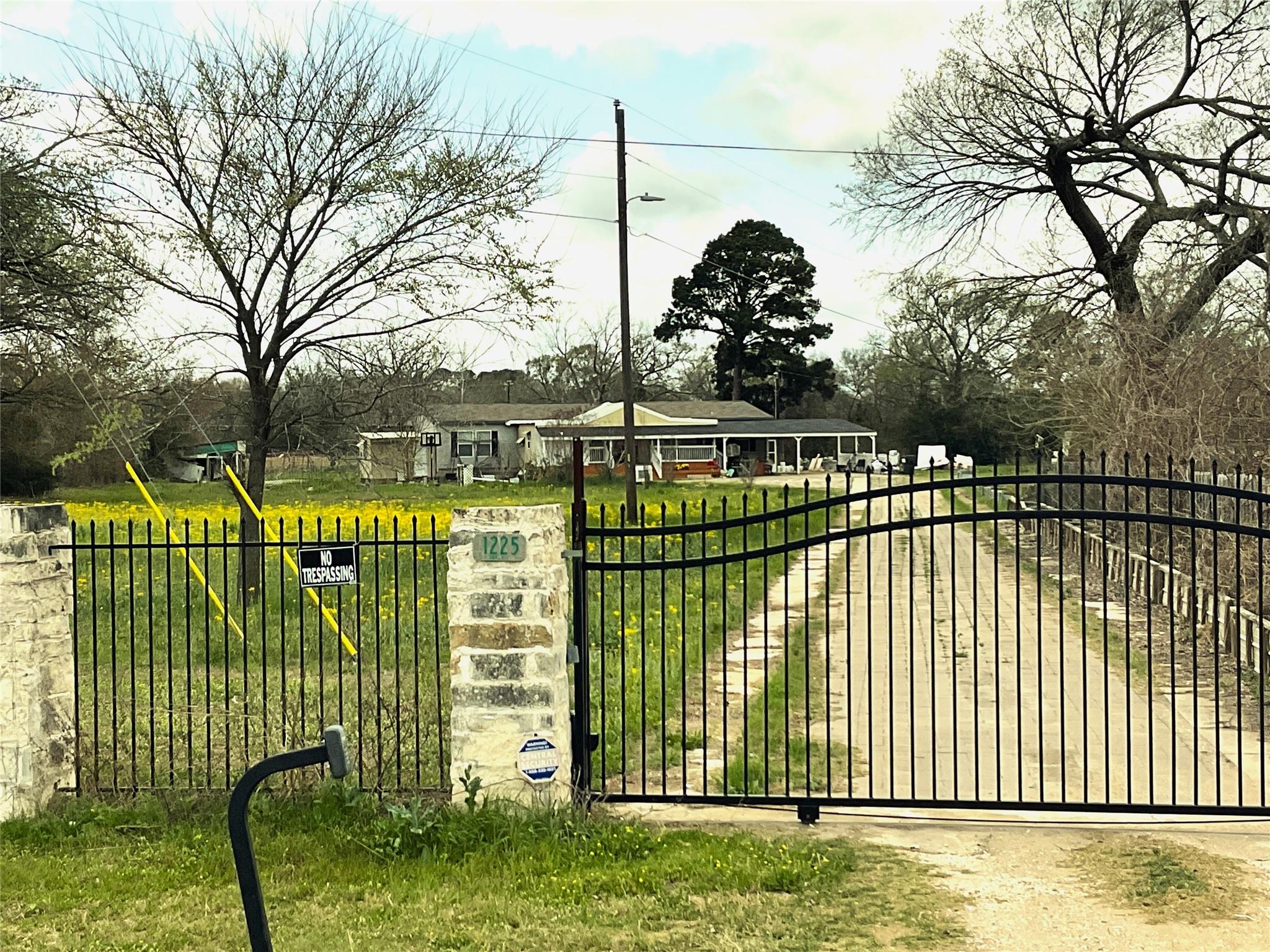1225 W Highway 71 Hwy W, Smithville, TX 78957
