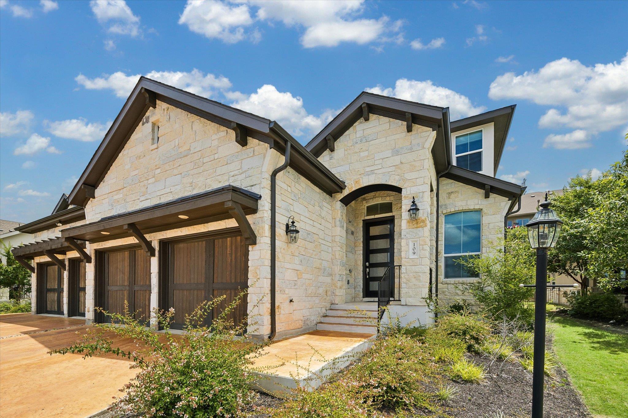 109 Beneteau Dr, Austin, TX 78738