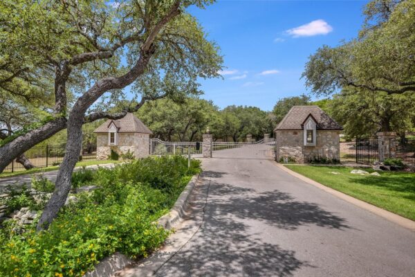 8611 Young Ln, Austin