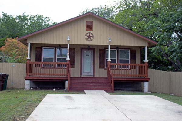 633 S Commerce St, Lockhart