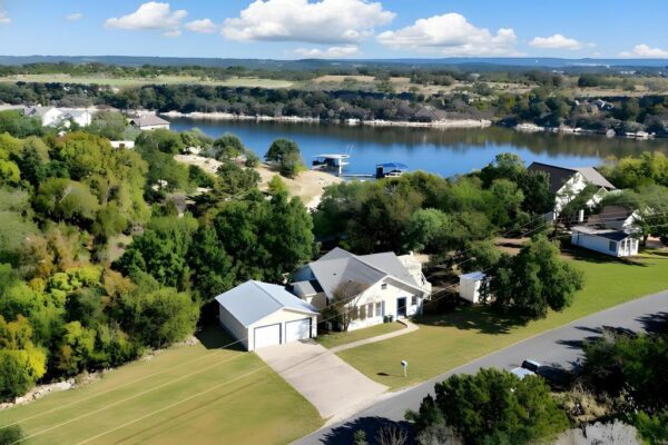 1025 Lake Shore Dr, Spicewood