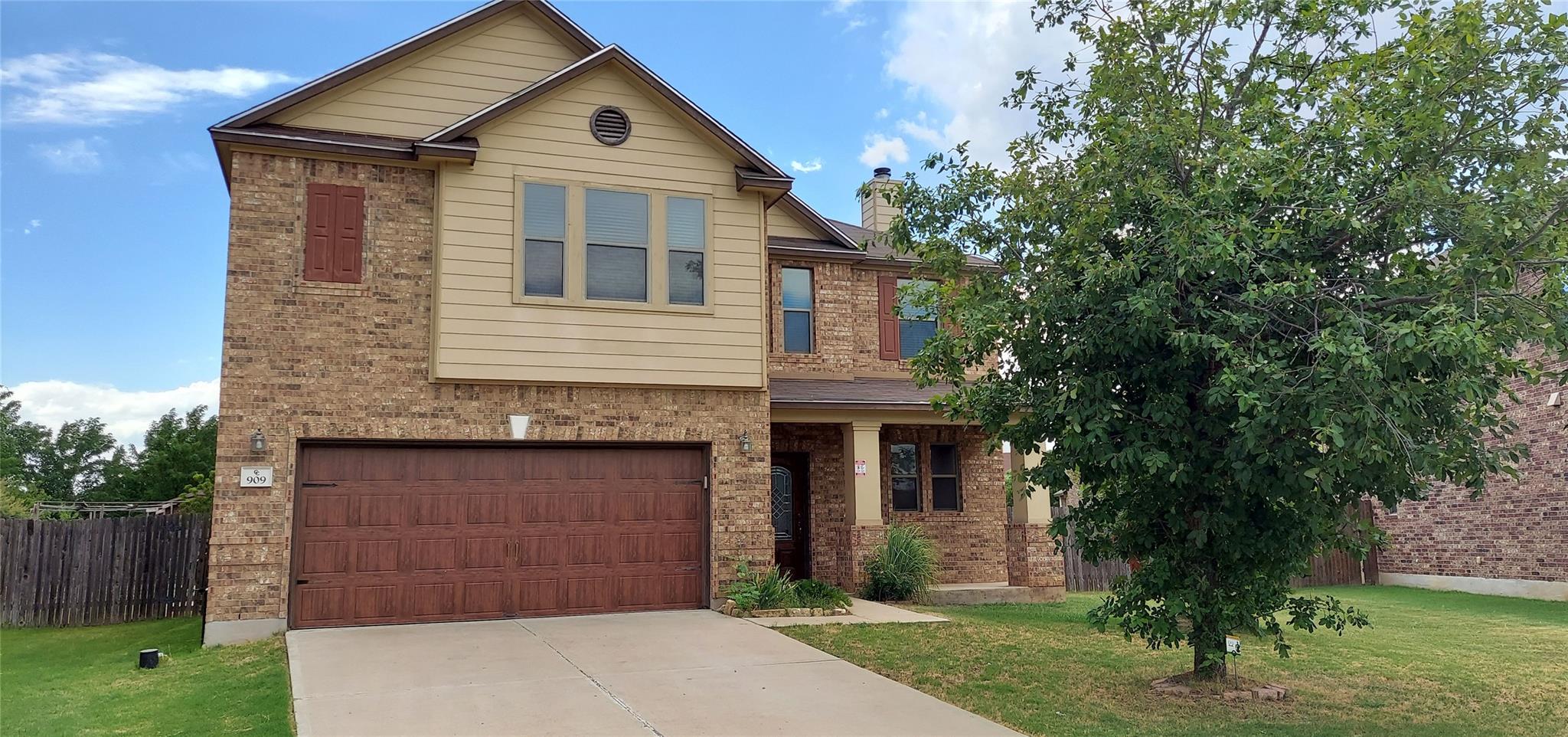 909 Lily Pad None, Leander