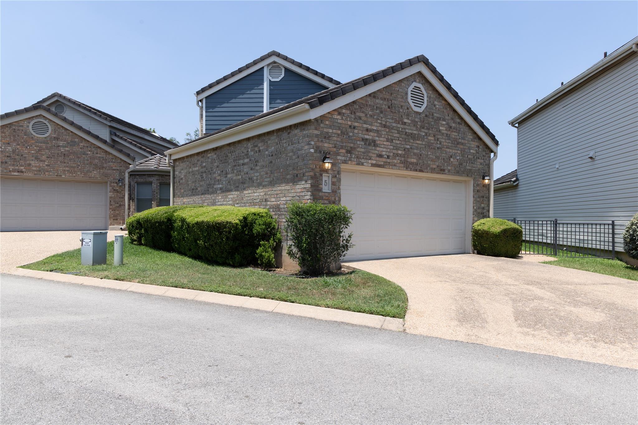 5 Champions Ln, Lakeway, TX 78734