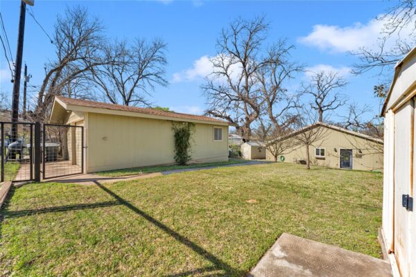 1108 S Lakeside Dr, Burnet