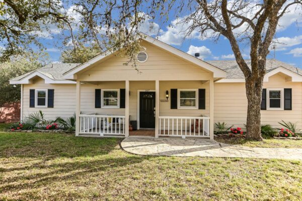 207 River Oaks Dr, Wimberley