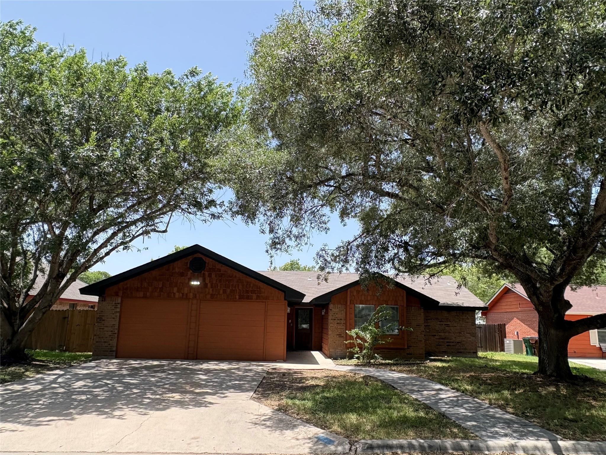 1009 Bowie St, Lockhart, TX 78644