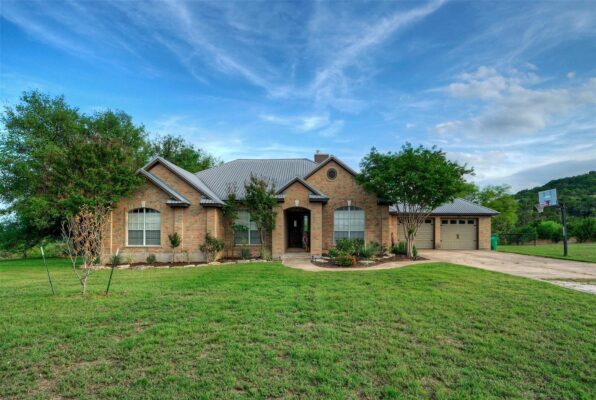 511 Chaneys Xing, Bertram