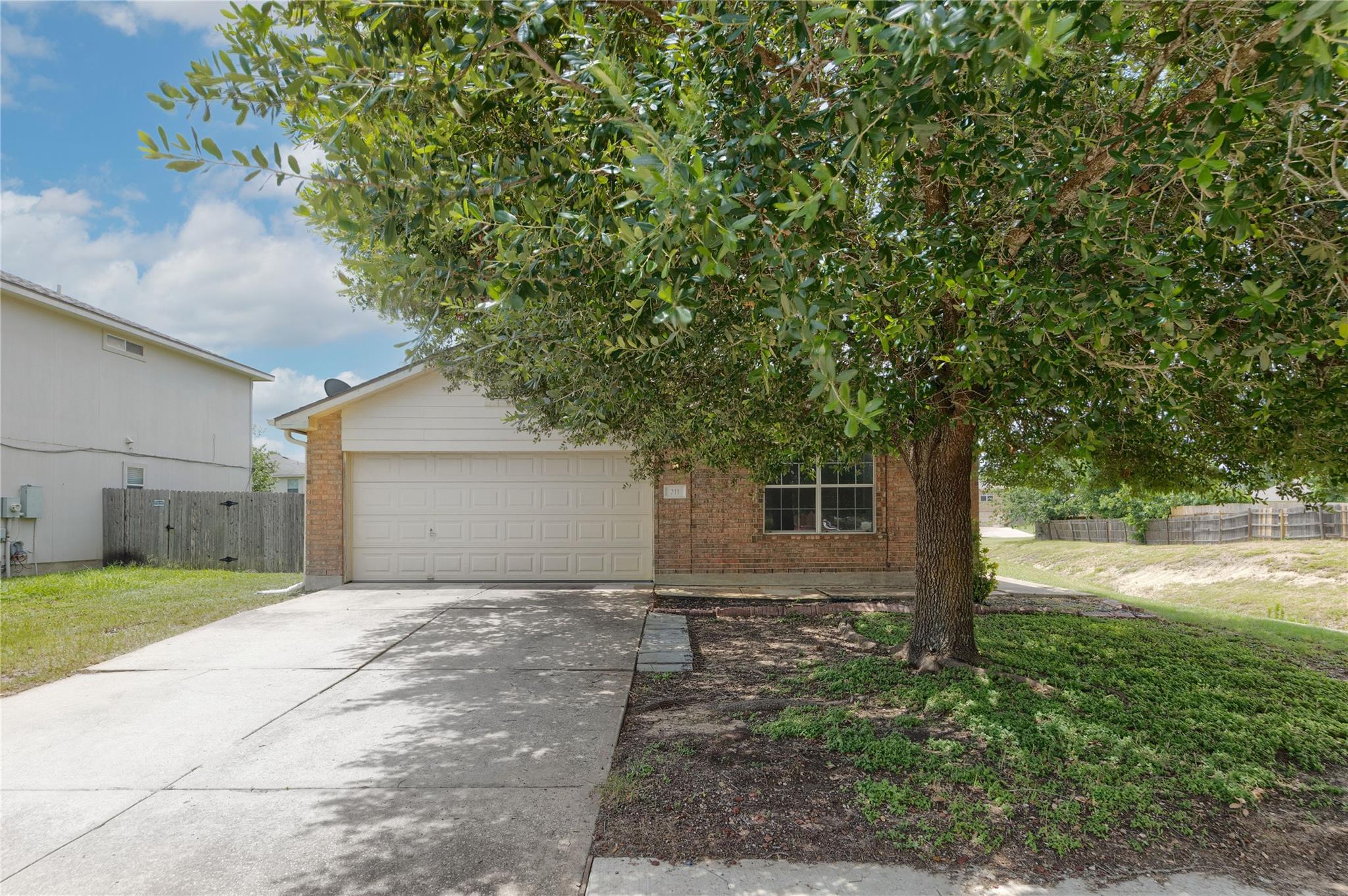 211 Phillips St, Hutto, TX 78634