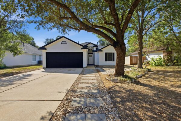 812 HONEYSUCKLE Dr, Leander
