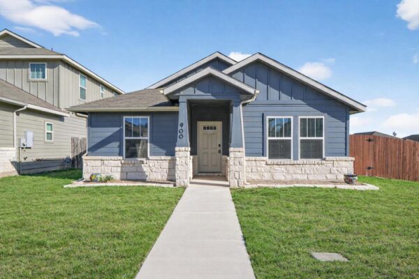 900 Main St, Hutto