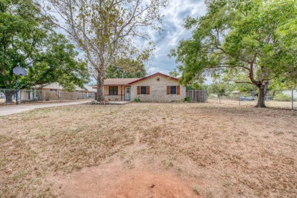212 N River Oaks Dr, Burnet