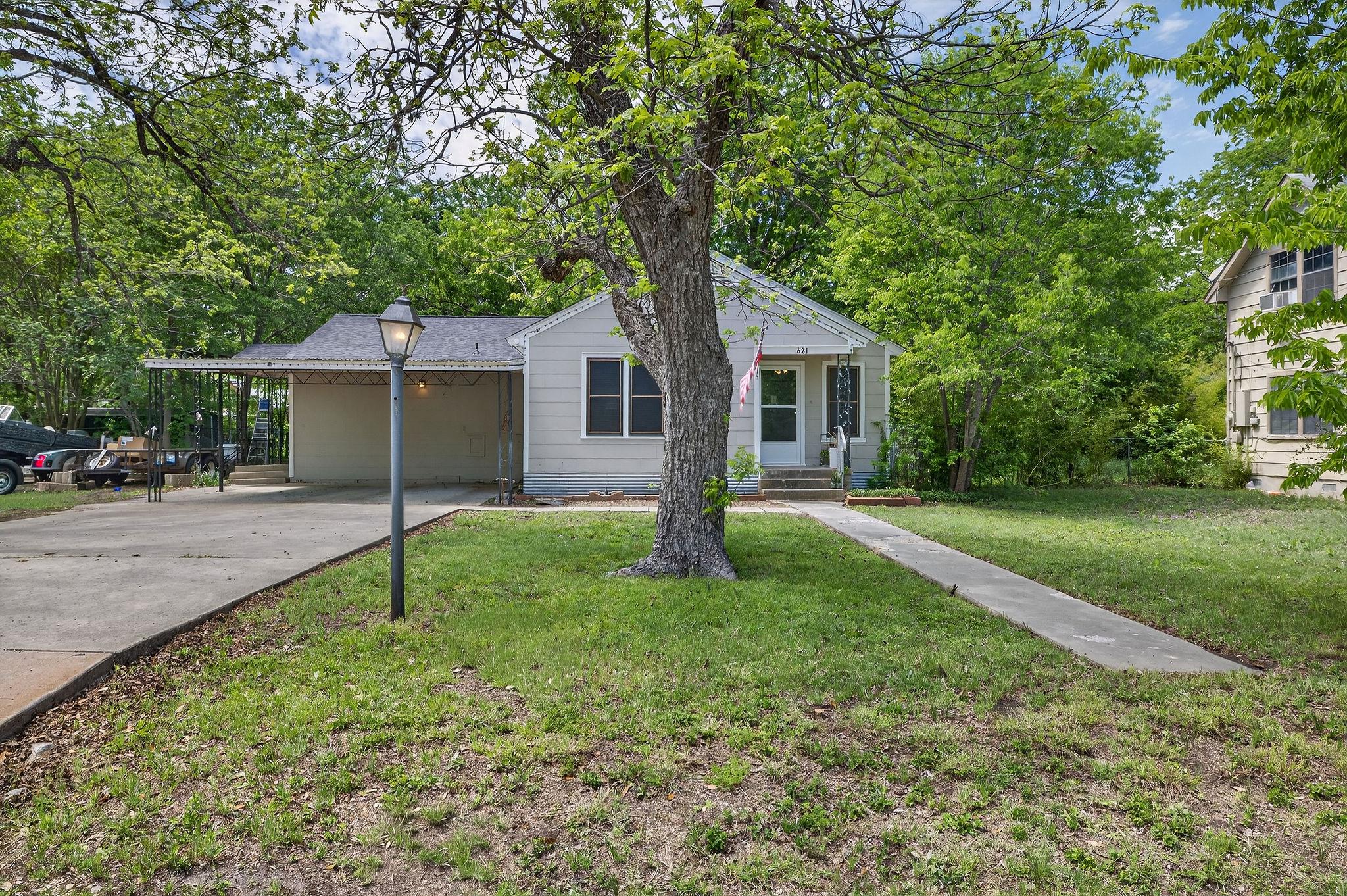 621 S Main St, Lockhart, TX 78644