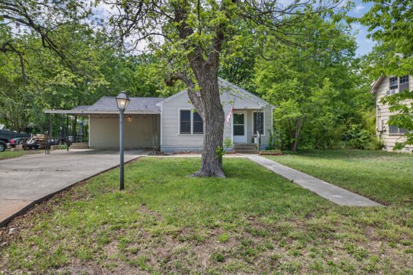 621 S Main St, Lockhart