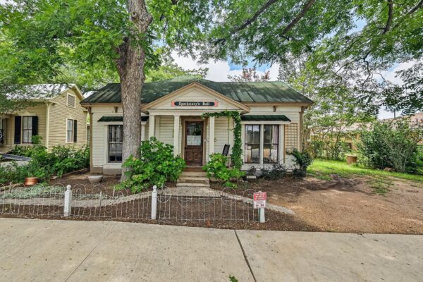 805 Main St, Bastrop