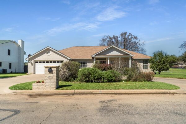 104 Firestone Pl, Meadowlakes