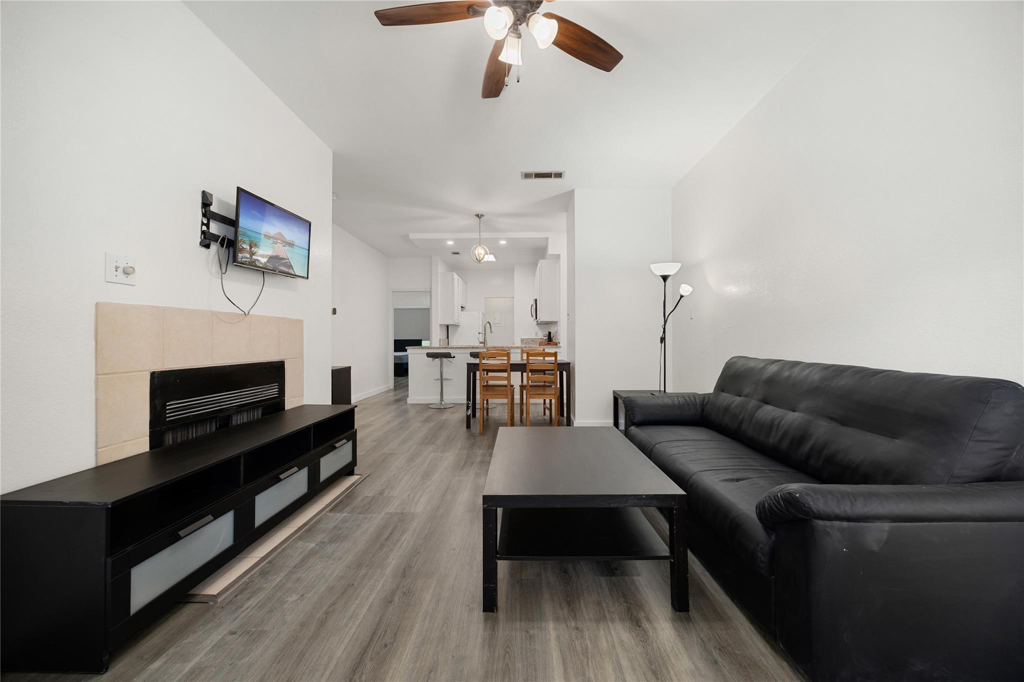 806 W 24th St #213, Austin, TX 78705