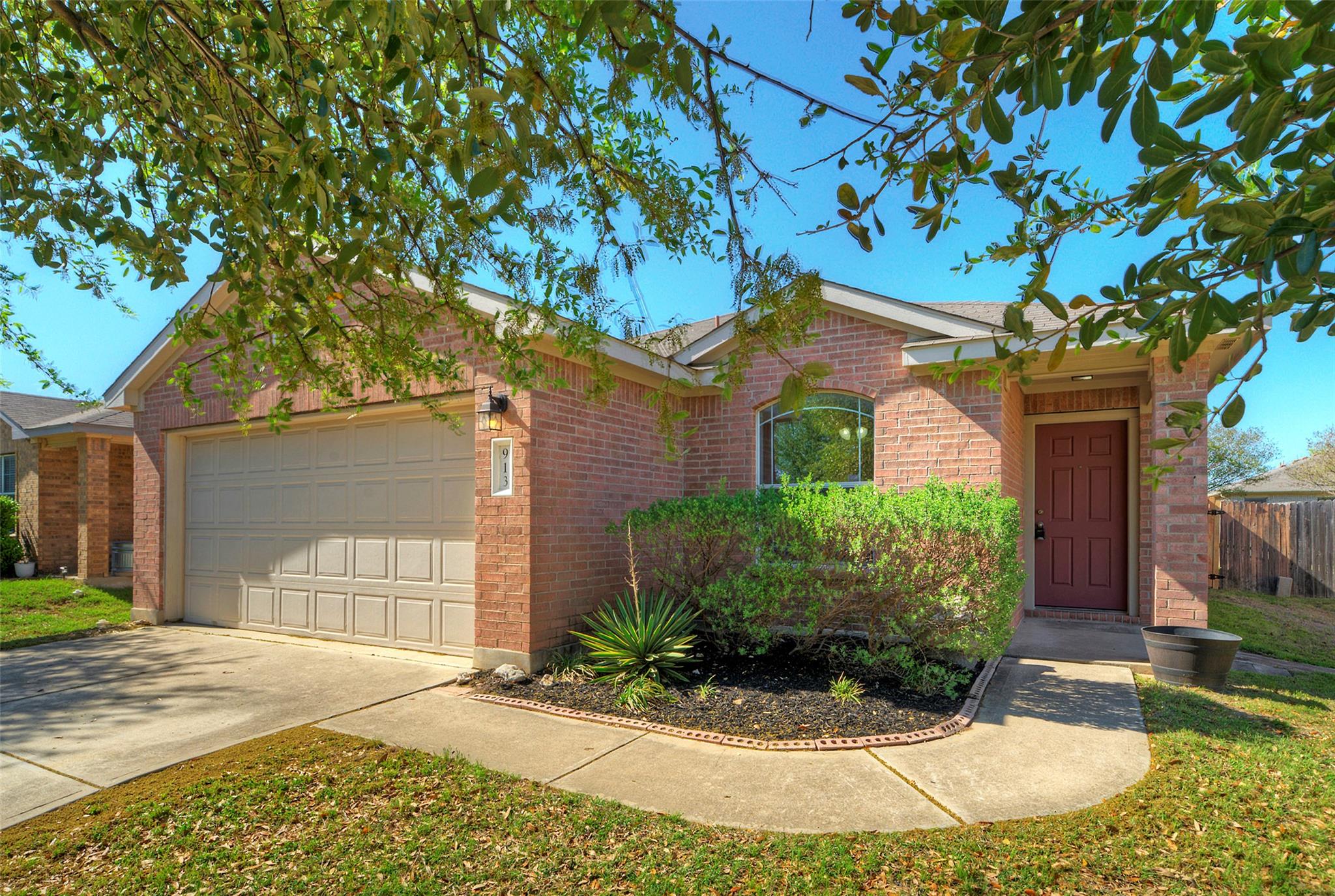913 Dexter Dr, Leander