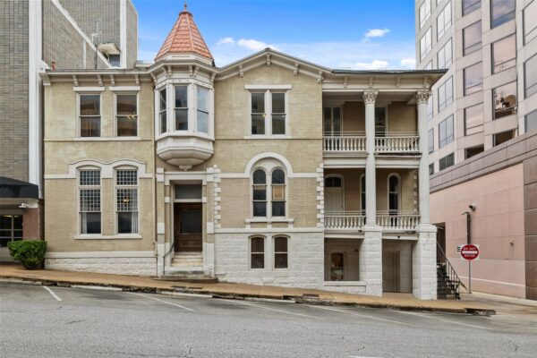 109 E 10th St, Austin