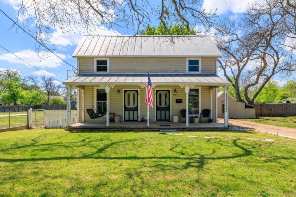 505 W San Antonio St, Fredericksburg