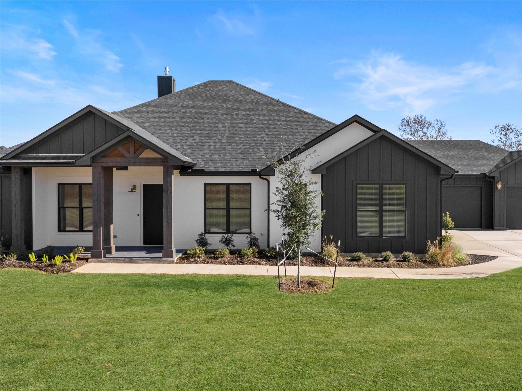 131 Hydrangea Dr, Smithville, TX 78957