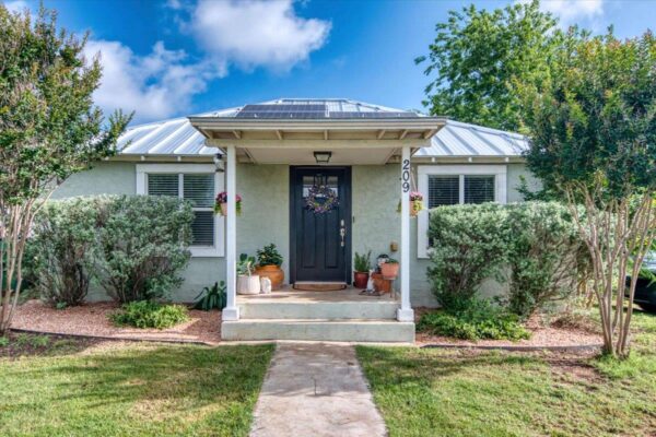 209 E Houston St, Llano