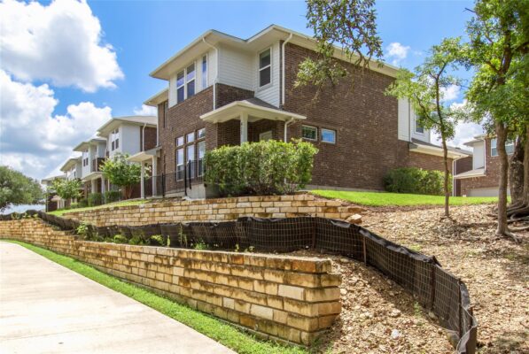 605 W South St #41, Leander
