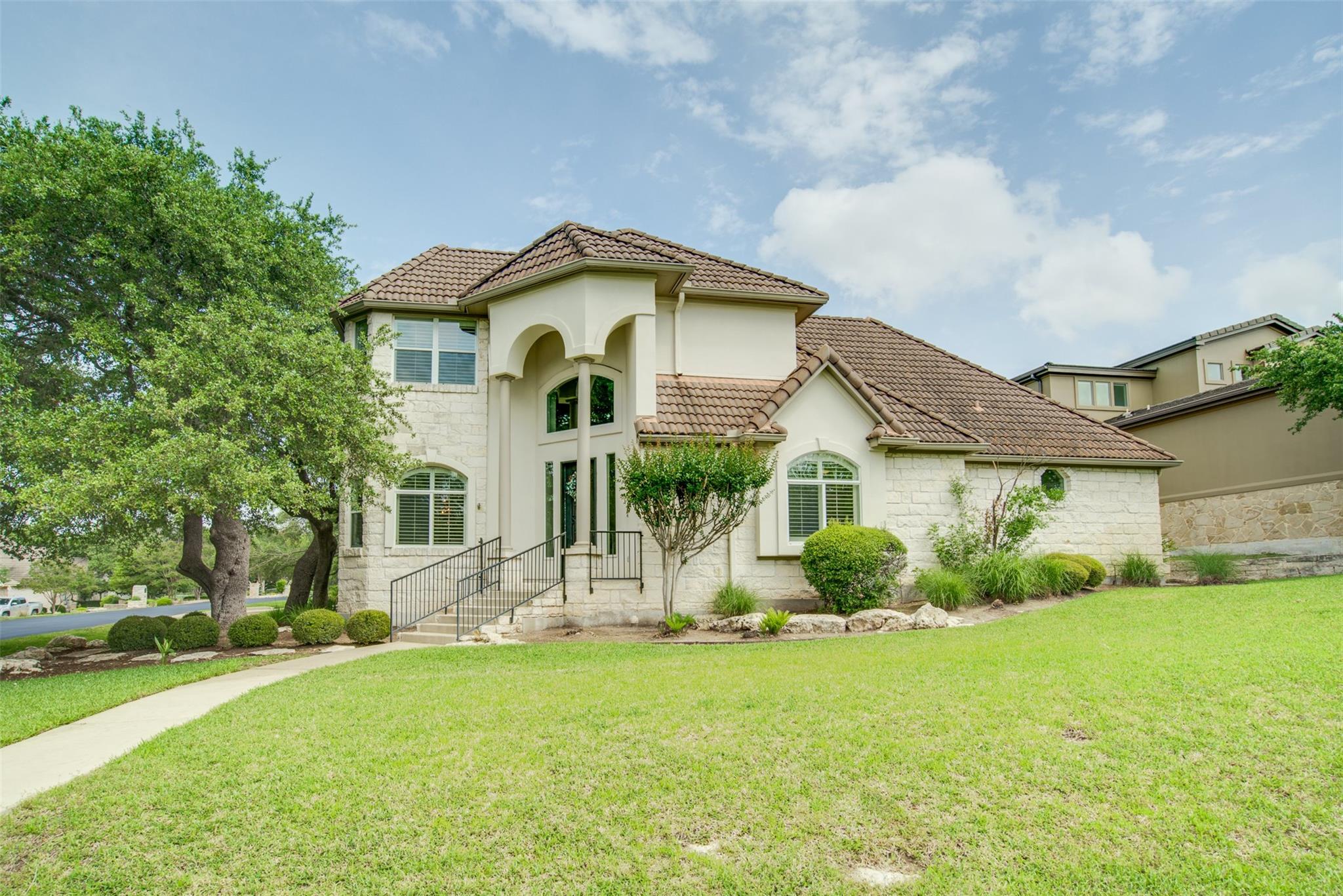 18 Glenway Dr, The Hills, TX 78738