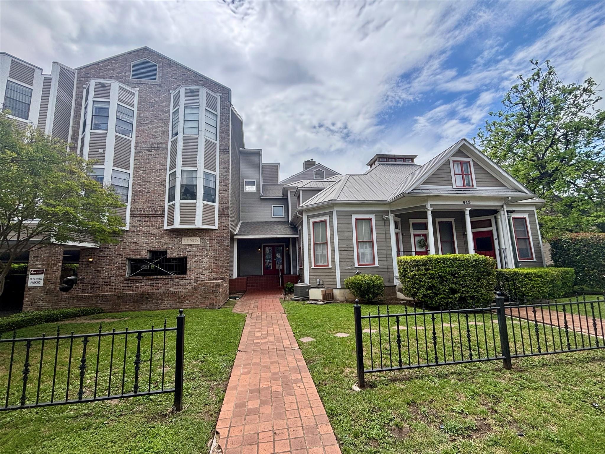 915 W 23rd St #206, Austin, TX 78705