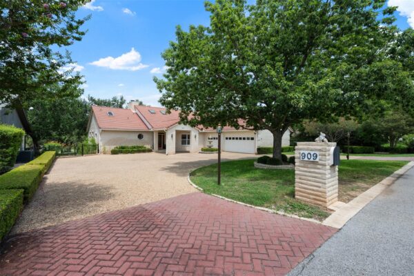 909 Porpoise St, Austin