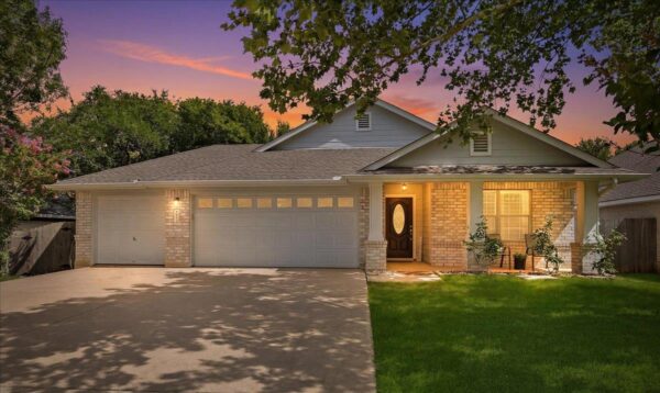 700 Hilltop Dr, Leander