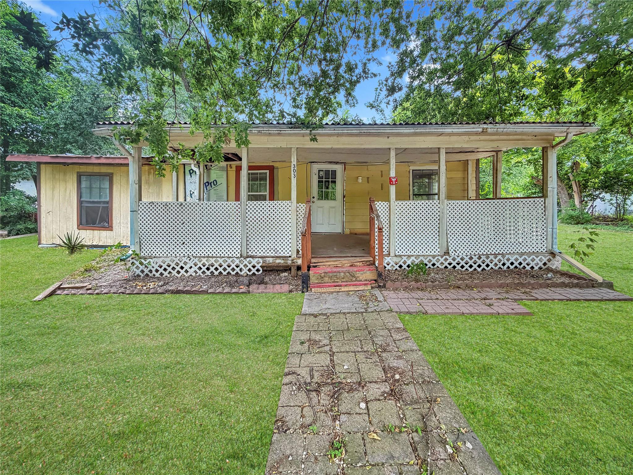 303 N Lexington St, Holland, TX 76534