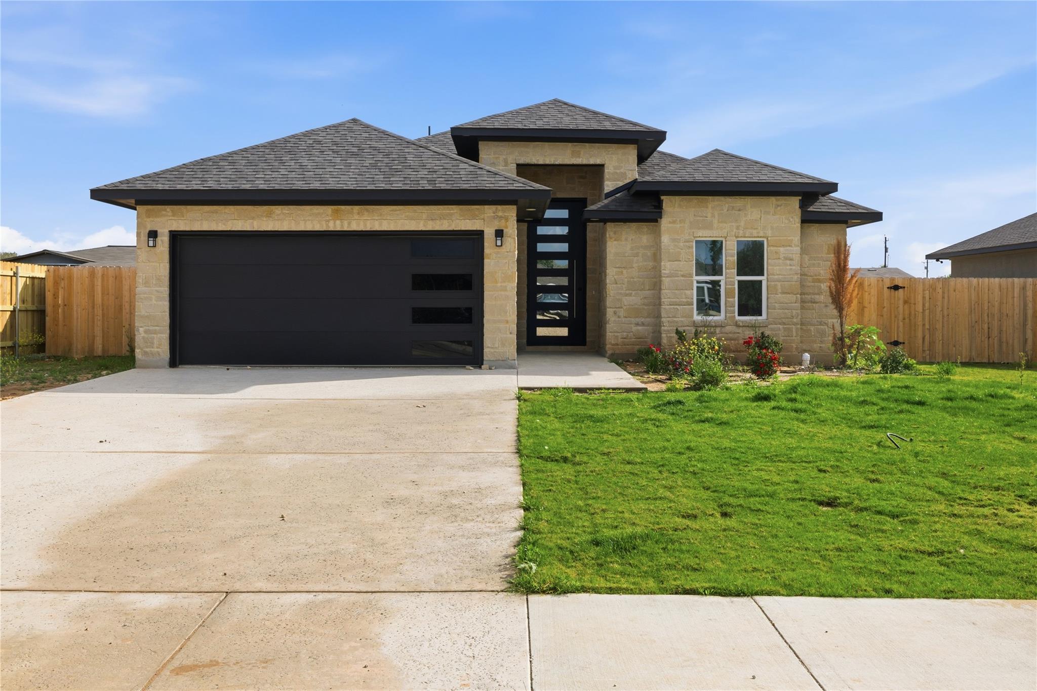 158 Lavanda Ln, Dale, TX 78616