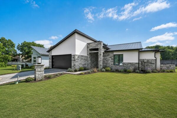 102 Menard Ct, Horseshoe Bay