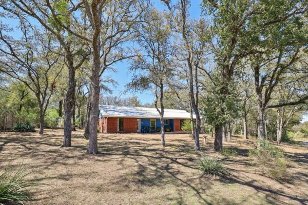 131 Laura Ln, Bastrop