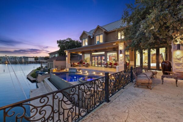 101 Matern Ct, Horseshoe Bay