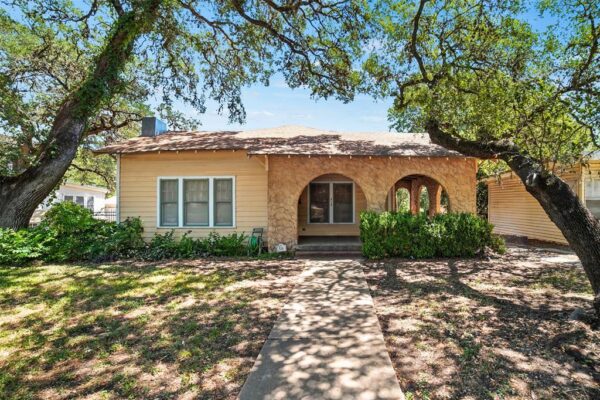 514 S Main St, Lockhart