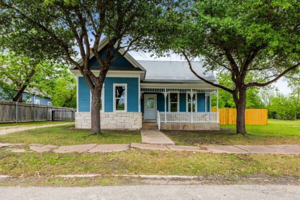 910 W 4th St, Taylor
