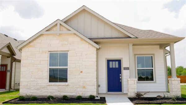 221 Pinnacle Ln, Kyle