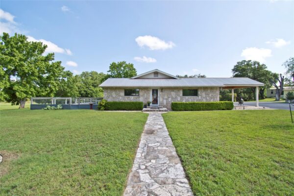 702 E Schubert St, Fredericksburg