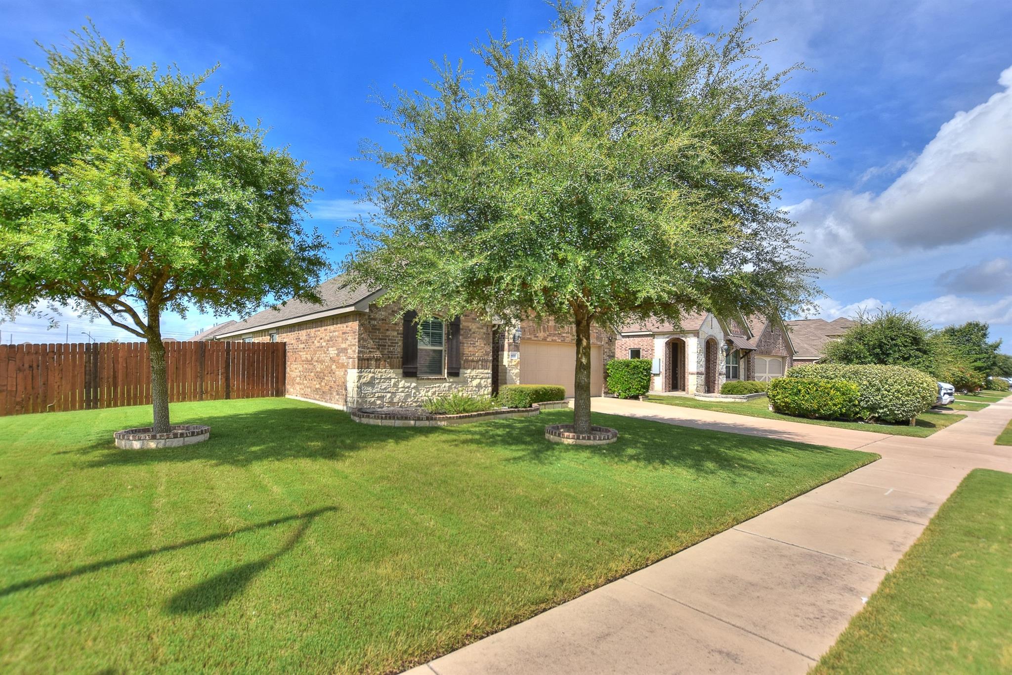 400 Farm Creek Dr, Hutto, TX 78634