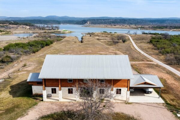 421 Chimney Cove Dr, Marble Falls
