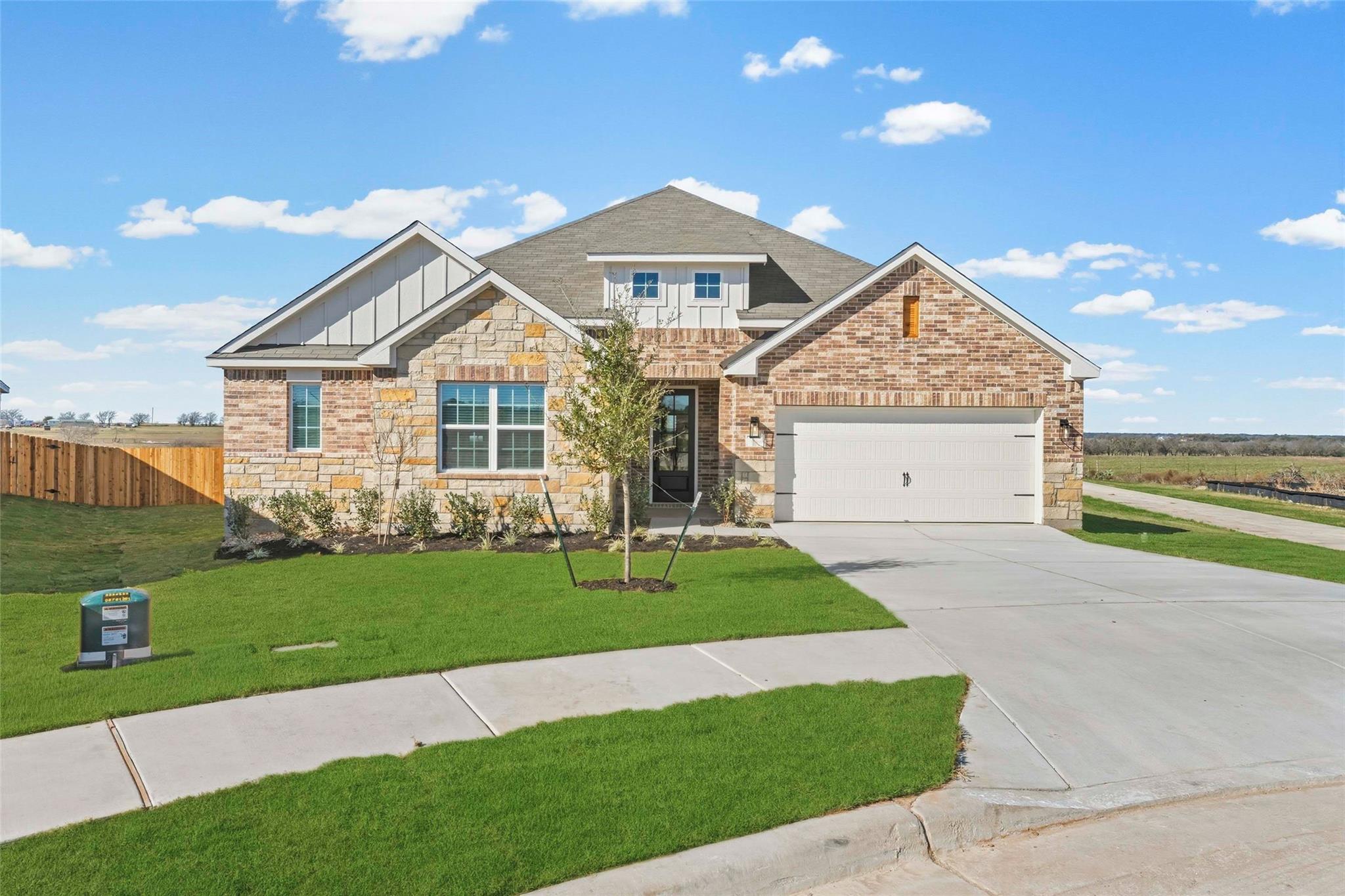 521 W Luna Blue Ln, Jarrell, TX 76537