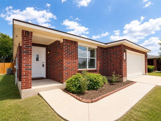 906 W South St, Leander